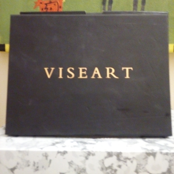 Women's Makeup - Picture 4 of 6